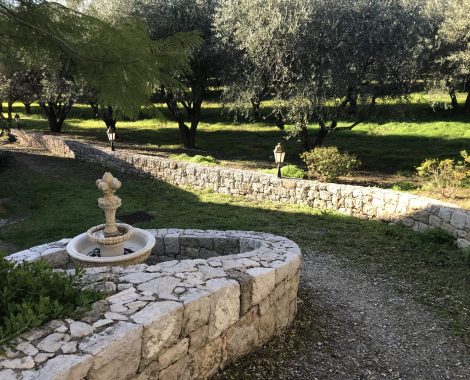 fontaine vue en bas de la maison