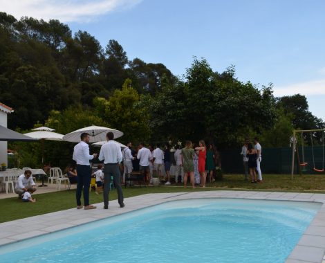 piscine avec un groupe de personne